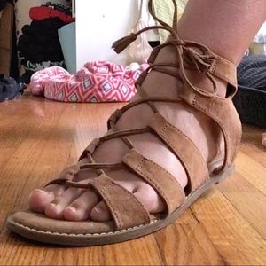 Tall & laced sandals